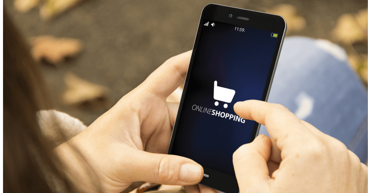 Comprador utilizando mobile commerce para hacer sus compras
