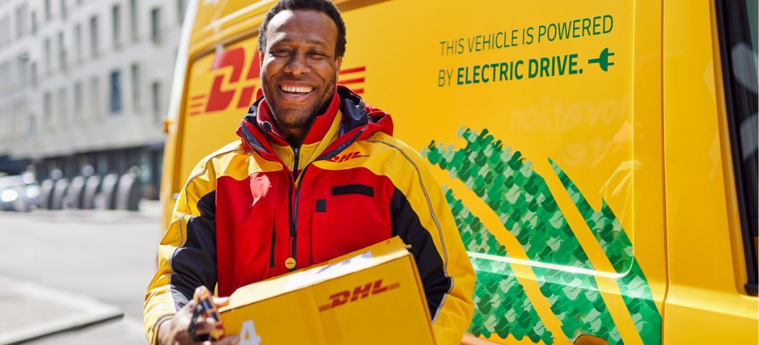 Camión de logística de DHL llevando envíos de comercio electrónico