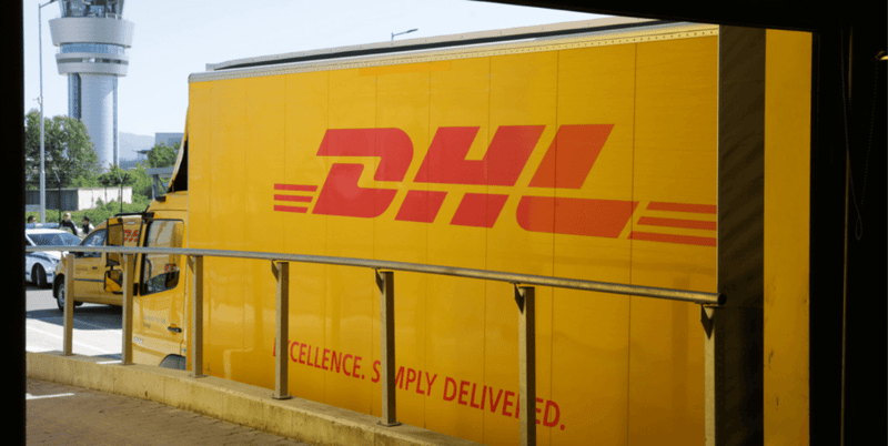 Camiones de logística de envíos de DHL