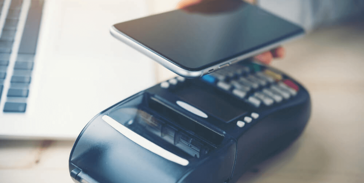 Comprador pagando a través de NFC como método de pago