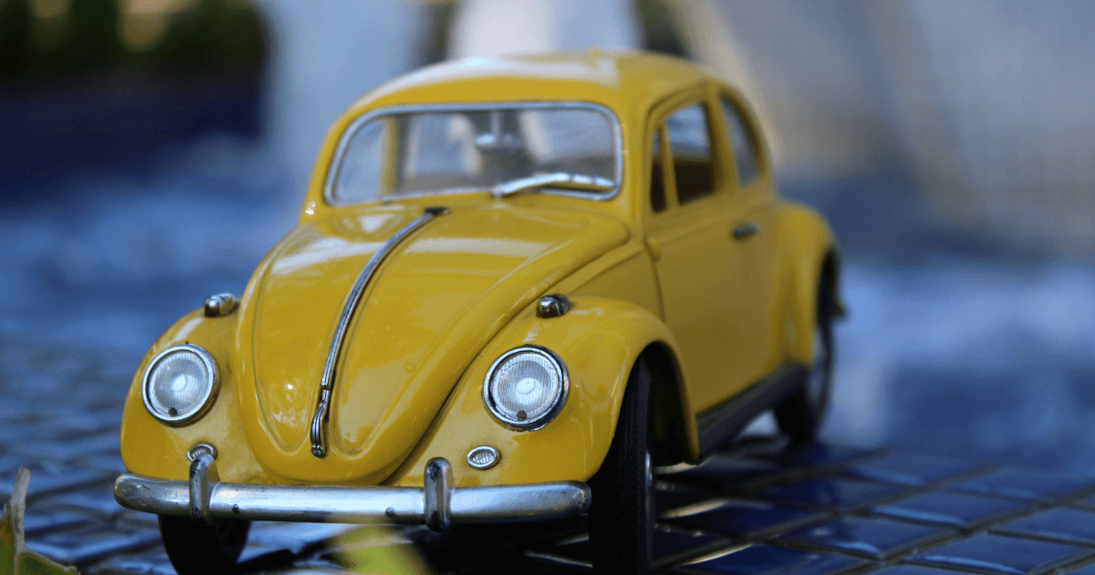 Juguete de un automóvil a escala Volkswagen Beetle (1)