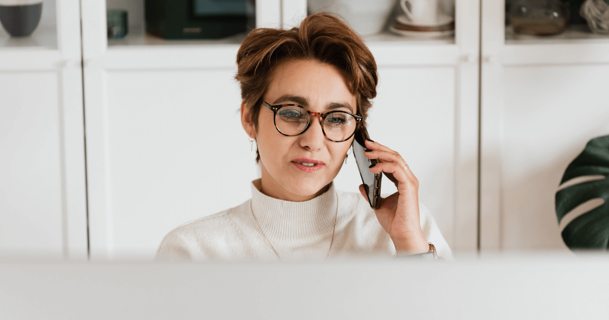 Mujer emprendedora hablando por telefono mientras trabaja (1)