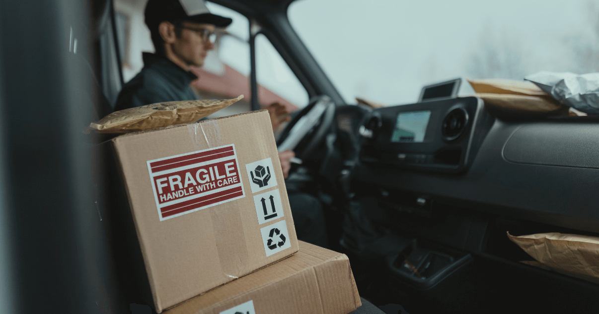 Operario transportando cajas en una furgoneta para logística (1)