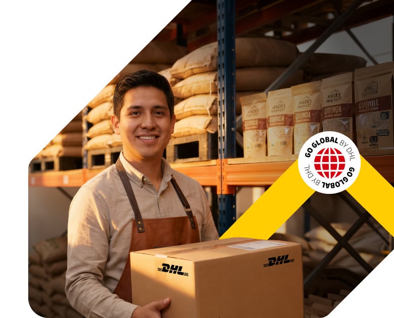 Dueño de una PYME con un paquete DHL en su bodega