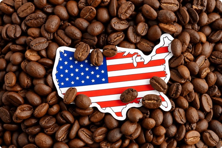 Granos de café tostado con la silueta de la bandera de Estados Unidos